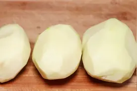 三个土豆一盘菜，教你土豆新做法，营养美味，孩子三天两头点名吃视频封面