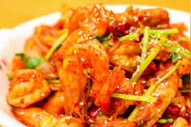 你做虾为什么没饭店好吃？阿飞做一道盆盆虾，分享麻辣鲜香的技巧视频封面