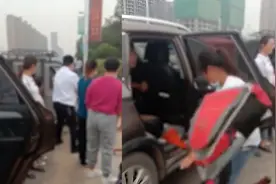 开学小学生不愿上学场面"失控",书包被家人直接扔下车,好笑又无奈视频封面