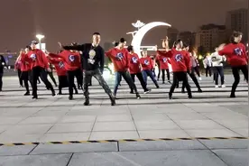 小哥带团队演绎《兄弟想你啦》音乐非常动感好听舞蹈动作节奏感强