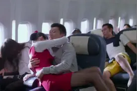 浪漫天降：飞机遇气流冲击，空姐紧紧抱住乘客，这乘客又惊又喜视频封面