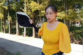 人有三急乡下借茅厕，女生完事后大汗淋漓，没机会对主人表示感谢视频封面