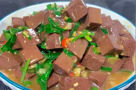 炒猪血时，直接下锅炒就错了，教你饭店不外传诀窍，滑嫩入味不腥视频封面