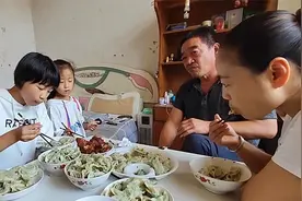 小明带着三个孩子回娘家，告诉小二妮的趣事，让全家人忍俊不禁视频封面