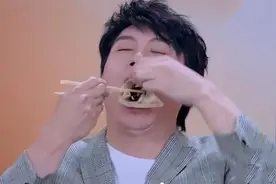 明星有多爱吃烤鸭？艾伦3秒一口烤鸭，关晓彤吃北京烤鸭手法娴熟视频封面