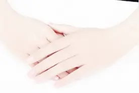 年级大了双手粗糙难看，只需这两样东西，让你的双手又白又嫩视频封面