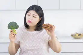 患上胆囊炎，哪些食物不能吃？三甲医生告诉你视频封面