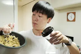 中国小伙在日本用珍珠奶茶煮饭，印尼朋友笑了....视频封面