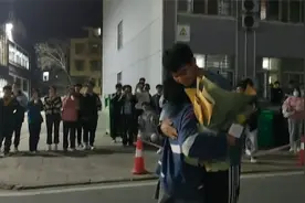 信阳一高校女生宿舍楼下高调表白男友 ，男生：没来得及告诉父母视频封面