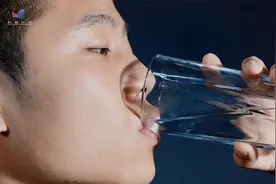 你每天都喝的水，是在哪里被吸收的？胃，肠，还是肾？视频封面