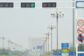 为啥有些司机等红灯时还一直踩刹车？内行人：老司机你懂吗？视频封面