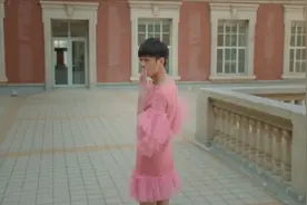 某男生澡堂出来被迫穿女生连衣裙，真是男生妖艳起来没女生什么事视频封面
