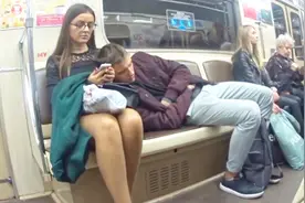 人性测试：帅小伙假装睡着了靠在妹子肩膀上，妹子们作何反应？视频封面