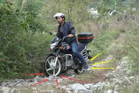 实拍贵州山区里的公路，摩托车上坡时，发动机叽叽响视频封面
