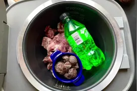 把排骨放电饭锅中，配上话梅和雪碧能做出一道怎样的美食呢？视频封面