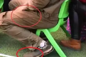 幼儿园开家长会，这位爸爸穿着脏工作服出现，引来家长争议视频封面