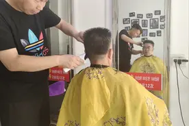 60多岁头发花白大叔，发型就爱这一款，剪完真精神视频封面
