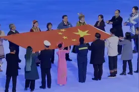 群众代表手手相传五星红旗 奥林匹克荣光属于每一个人视频封面