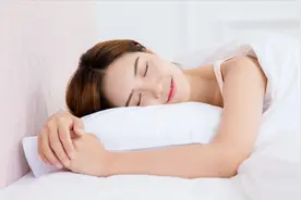 睡觉不用枕头，可以保护颈椎吗？奉劝别这样做视频封面