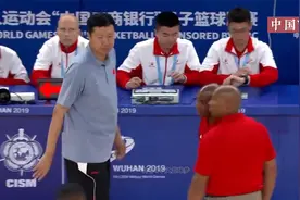 男篮唯一一次在正式比赛中战胜美国队，王治郅带队，气氛嗨到爆！视频封面