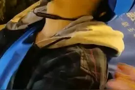 外卖小哥凌晨在路边睡着 晚归交警将他叫醒：小伙子，累了就回家视频封面