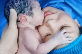 刚剖出来的宝宝，第一次见妈妈居然是这反应，太可爱了视频封面