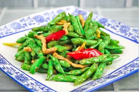 小炒四季豆是焯水还是过油？大厨分享正确的做法，脆嫩入味又下饭视频封面