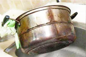 锅底烧黑了，钢丝球都擦不掉？用1个简单方法，黑垢去除干干净净视频封面