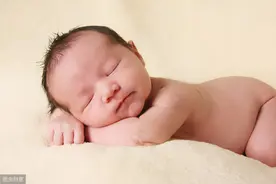 【新生儿黄疸】宝宝黄疸正常值？什么数值需要照蓝光，专家讲述视频封面