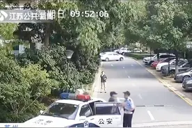 苏州外卖小哥暴打民警！在此之前已挥拳揍倒俩保安，因为啥？视频封面
