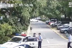 苏州外卖小哥暴打民警！在此之前已挥拳揍倒俩保安，因为啥？视频封面