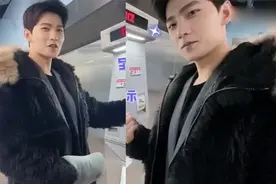杨洋想坐地铁不会买票，眼神暗示工作人员购买，最后心虚离开可爱视频封面