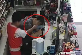 妈妈趴收银台睡着，儿子尝试喊醒却发现没反应，急忙伸手试探呼吸视频封面