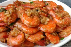 蒜蓉大虾正确的做法，蒜香浓郁，营养解馋，给年夜饭添一道硬菜视频封面