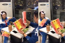 河北一六年级女儿出牌式向父亲展示奖状，网友：又是别人家孩子视频封面