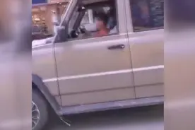 安徽9岁小学生开车上路，交警拦停怒斥，孩子妈：有开玩具车经验视频封面