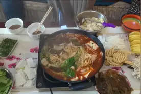 原来山西土火锅是这种吃法，配菜很特别，小伙感觉比四川火锅好吃视频封面