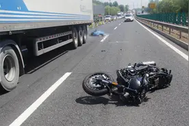 高速路上摩托车追撞大货车，骑车男子不幸身亡视频封面