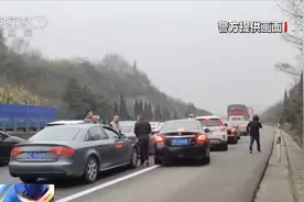 湖南郴州 11公里路程救护车走了45分钟 应急车道被堵 17车被罚视频封面