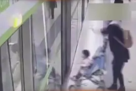 婴儿车被地铁门夹住，是抢还是退？这位母亲的做法真棒！视频封面