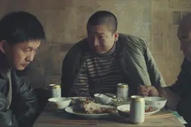 一部国产黑色幽默电影，讲述东北荒村里，3个落魄男人的荒唐故事视频封面