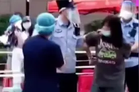 “这狗就没拴过绳！”江苏一女子带狗做核酸且袭警，下场大快人心视频封面