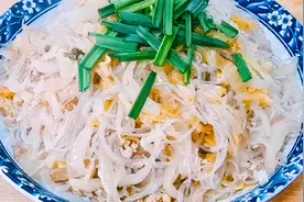 这才正宗的东北酸菜炒粉丝的做法，只要简单2步，酸爽开胃又好吃视频封面