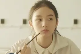 《少年的你》主演走红，配角“坏学生”魏莱上热搜，和关晓彤同班视频封面