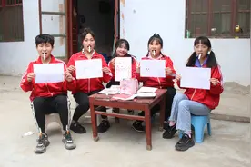 挑战用嘴叼着笔画画，糖糖画了幅“漂亮的大城堡”，真好玩视频封面