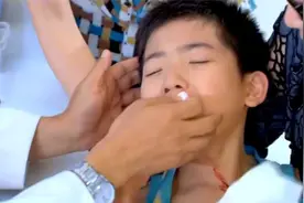 屋檐：儿子抠鼻子抠到流血不止，母亲赶忙送医院，一查结果崩溃了视频封面