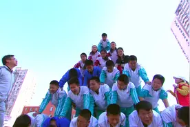 励志短片《攀登者》托起明天的太阳视频封面