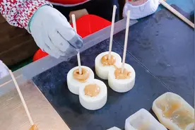 街头12快一个的手工“蜂窝”棒棒糖！一堆人围着选，扎开吃超好玩视频封面
