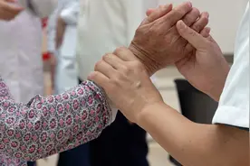女子疯狂买买买，没想到竟是帕金森病在作怪视频封面