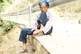 儿子女儿同年去世，农村77岁老人哭瞎了双眼视频封面